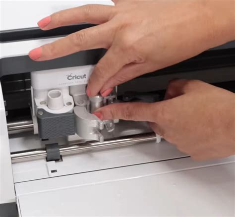 how to insert Cricut blade